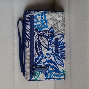 Vera Bradley Wristlet/Wallet ❤️